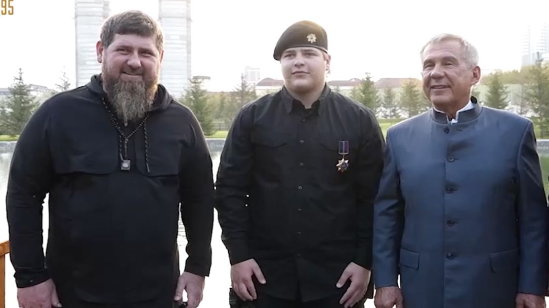 Mladý Kadyrov v 15 letech sbírá metály z celého Ruska. Brutalita nevadí